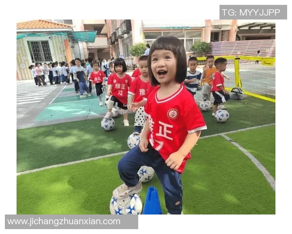 小孩模仿足球明星精彩瞬间视频播放引发热议和欢笑